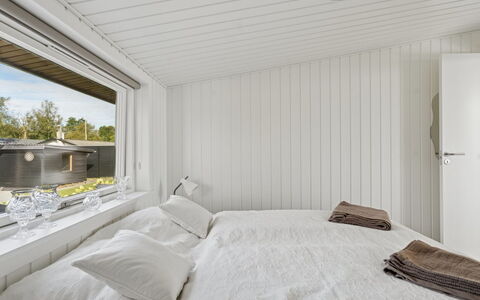 Eljas - 10M from the Sea: Bois, Plafond, Sol, Sol, Design Intérieur, Chambre, Luminaire, Lit, Literie, Dur