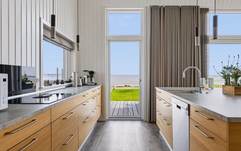 Eljas - 10M from the Sea: Sol, Design Intérieur, Cuisine, Comptoir, Bois, Sol, Cabinetry, Meubles, Parquet, Plafond