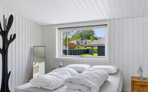 Eljas - 10M from the Sea: Bois, Plafond, Design Intérieur, Chambre, Sol, Sol, Domicile, Luminaire, Lit, Literie