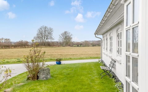 Yorik - 1.6Km from the Sea: Herbe, Maison, Lot Terre, Domicile, Plaine, Toit, Pelouse, Chalet, Biens, Jardin