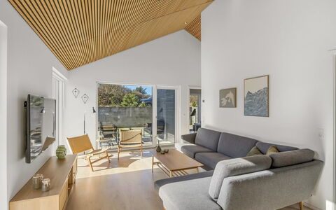 Gudrid - 400M from the Sea: Plafond, Design Intérieur, Sol, Canapé, Salon, Dur, Parquet, Planche, Tache De Bois