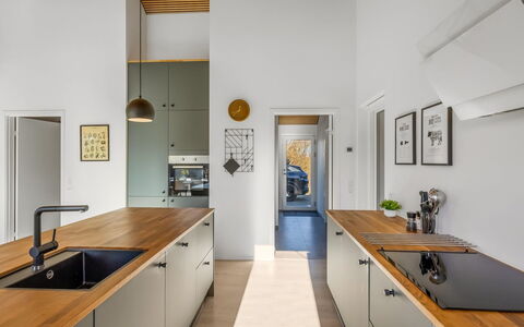 Gudrid - 400M from the Sea: Cuisine, Sol, Comptoir, Design Intérieur, Bois, Appareil De Cuisine, Plafond, Sol, Cabinetry, Meubles