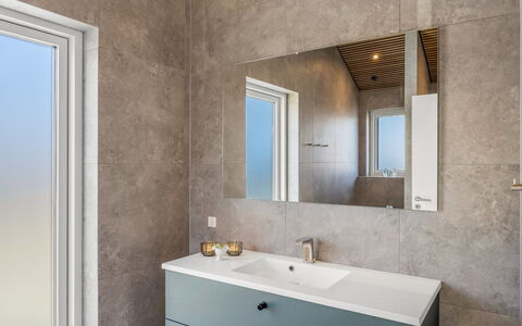 Gudrid - 400M from the Sea: Mur, Luminaire Plomberie, Sol, Sol, Salle De Bains, Armoire De Toilette, Plomberie, Robinet, Lavabo, Évier