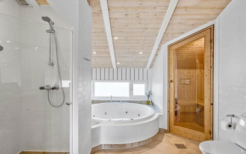 Osfrid - 175M from the Sea: Bois, Meubles, Appartement, Pièce, Plafond, Tache De Bois, Chaise, Dur, Vernis, Lumber