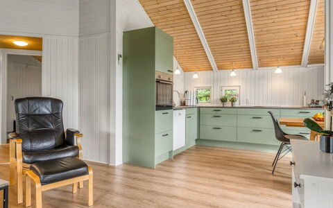Maini - 350M from the Sea: Design Intérieur, Sol, Bois, Plafond, Sol, Meubles, Parquet, Luminaire, Cuisine, Cabinetry
