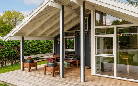 Maini - 350M from the Sea: Bois, Domicile, Porche, Porte, Chalet, Ombre, Biens, Dur, Structure En Plein Air, Batiments Jardin