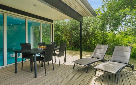 Thurgot - 100M from the Sea: Toit, Maison, Domicile, Chalet, Siding, Biens, Allée, Batiments Jardin, Cour, Cabanon