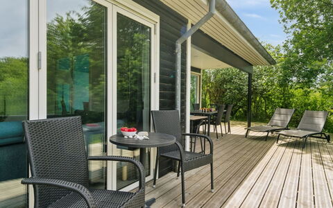 Thurgot - 100M from the Sea: Toit, Maison, Domicile, Chalet, Siding, Biens, Allée, Batiments Jardin, Cour, Cabanon