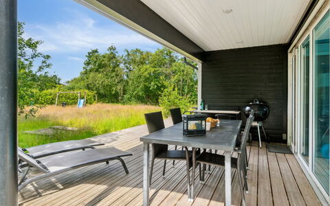 Thurgot - 100M from the Sea: Toit, Maison, Domicile, Chalet, Siding, Biens, Allée, Batiments Jardin, Cour, Cabanon