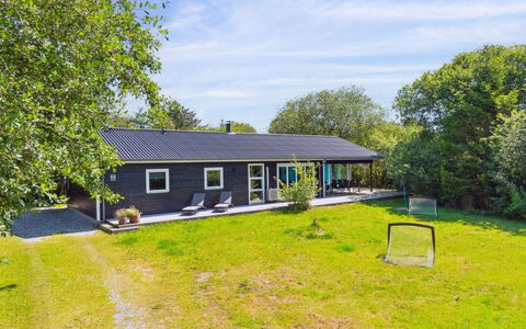Thurgot - 100M from the Sea: Toit, Maison, Domicile, Chalet, Siding, Biens, Allée, Batiments Jardin, Cour, Cabanon