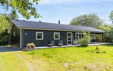 Thurgot - 100M from the Sea: Toit, Maison, Domicile, Chalet, Siding, Biens, Allée, Batiments Jardin, Cour, Cabanon