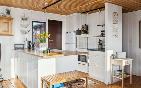 Joseph - 500M from the Sea: Cuisine, Meubles, Appareil De Cuisine, Sol, Comptoir, Design Intérieur, Cabinetry, Bois, Sol, Parquet