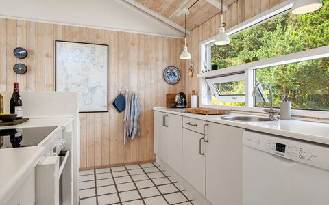 Sybil - 700M from the Sea: Cuisine, Comptoir, Principaux Appliance, Appareil De Cuisine, Bois, Design Intérieur, Sol, Électroménager, Plafond, Cabinetry