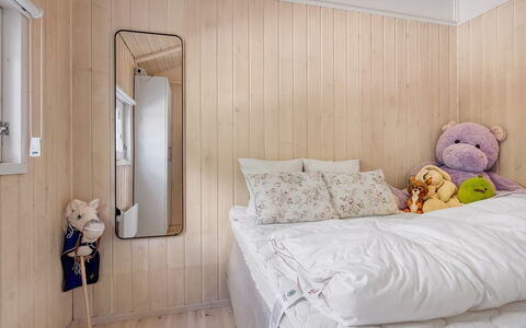 Sybil - 700M from the Sea: Chambre, Design Intérieur, Bois, Lit, Sol, Sol, Meubles, Pièce, Literie, Drap De Lit