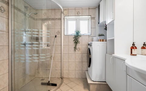 Senija - 6.5Km from the Sea: Sol, Design Intérieur, Sol, Luminaire Plomberie, Plafond, Plomberie, Pièce, Salle De Bains, Tuile, Armoire De Toilette