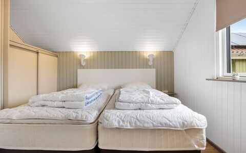 Emiljan - from the Sea: Bois, Chambre, Sol, Design Intérieur, Lit, Sol, Plafond, Drap De Lit, Literie, Linge