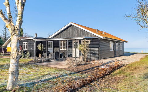 Sada - 30M from the Sea: Bâtiment, Fenêtre, Bois, Maison, Domicile, Toit, Architecture, Chalet, Façade, Siding