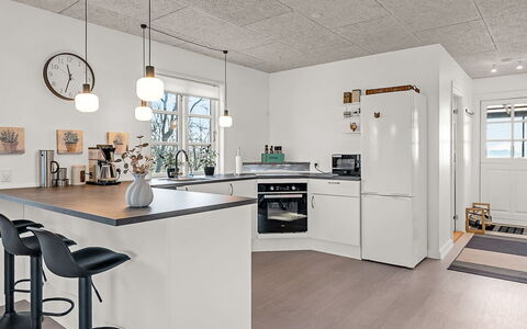 Sada - 30M from the Sea: Sol, Design Intérieur, Plafond, Luminaire, Bois, Cuisine, Sol, Comptoir, Meubles, Éclairage