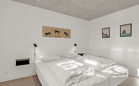 Sada - 30M from the Sea: Design Intérieur, Mur, Plafond, Sol, Sol, Chambre, Pièce, Luminaire, Meubles, Lit