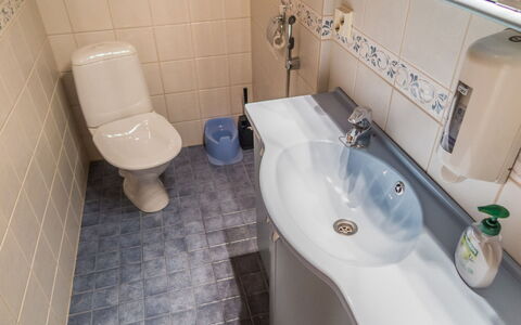 Tahkon Polar: Salle De Bains, Lavabo, Luminaire Plomberie, Évier, Siège De Toilette, Toilette, Sol, Robinet, Sol, Plomberie