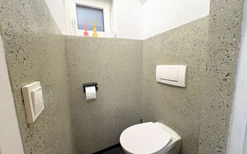 Apartment Anneliese: Mur, Luminaire Plomberie, Sol, Toilette, Sol, Siège De Toilette, Plomberie, Tuile, Salle De Bains