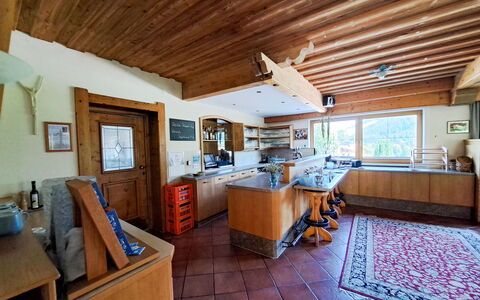 Auffach 645: Bois, Cuisine, Plafond, Comptoir, Meubles, Cabinetry, Pièce, Dur, Faisceau, Tache De Bois