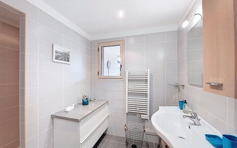 Agnaredda: Design Intérieur, Luminaire Plomberie, Salle De Bains, Sol, Évier, Lavabo, Sol, Robinet, Armoire De Toilette, Plafond