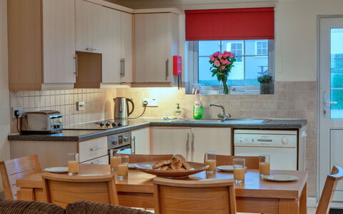 2 Chy Lowen: Meubles, Cuisine, Appareil De Cuisine, Comptoir, Cabinetry, Design Intérieur, Sol, Principaux Appliance, Bois, Évier