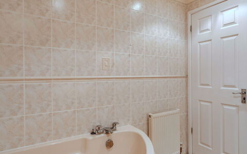 2 Chy Lowen: Mur, Sol, Salle De Bains, Sol, Luminaire Plomberie, Design Intérieur, Plomberie, Plafond, Pièce, Tuile