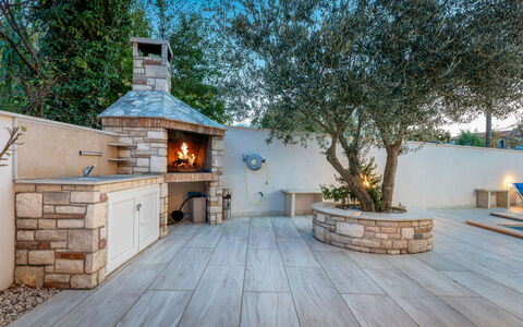 Villa Ricardo: Dalle, Composite, Jardin, Ombre, Tuile, Mobilier De Jardin, Béton, Patio, Aménagement Paysager, Arrière-Cour