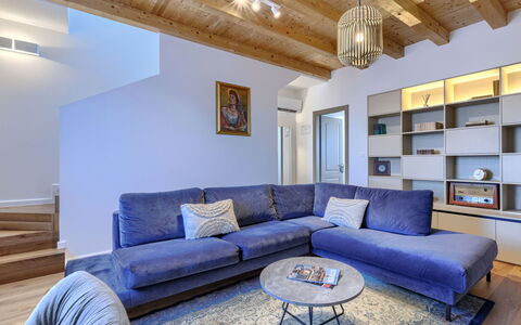 Rinata: Meubles, Design Intérieur, Canapé, Sol, Bois, Sol, Salon, Pièce, Plafond, Domicile