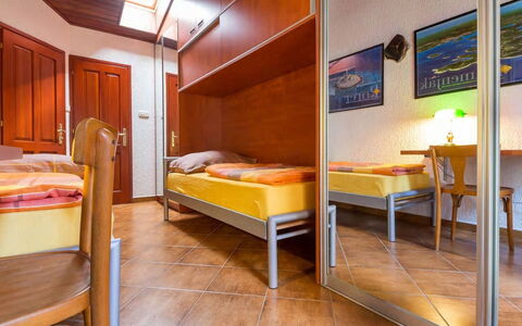 Atri Giardino: Sol, Sol, Meubles, Design Intérieur, Pièce, Plafond, Chambre, Lit, Dur, Tache De Bois