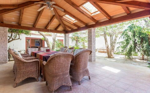 Atri Giardino: Bois, Meubles, Plafond, Sol, Sol, Chaise, Ombre, Mobilier De Jardin, Faisceau, Porche
