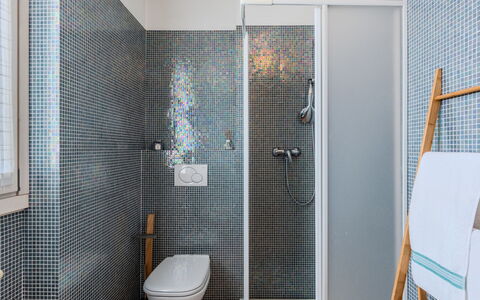 Sant'Anna: Sol, Salle De Bains, Luminaire Plomberie, Design Intérieur, Sol, Tuile, Plomberie, Robinet, Toilette, Plafond
