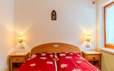 Cristina: Bois, Chambre, Lit, Design Intérieur, Plafond, Meubles, Drap De Lit, Literie, Cadre De Lit, Pièce