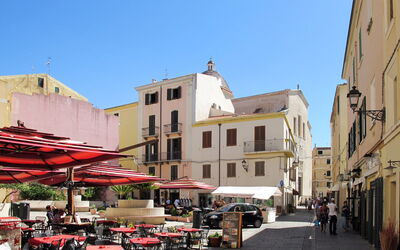 Alghero 600: Bâtiment, Fenêtre, Ville, Ville, Espace Public, Parapluie, Zone Urbaine, Quartier, Rue