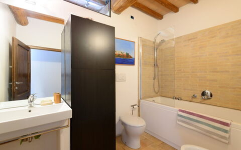 Villa Armonia: Luminaire Plomberie, Salle De Bains, Sol, Mur, Sol, Design Intérieur, Évier, Robinet, Lavabo, Plomberie