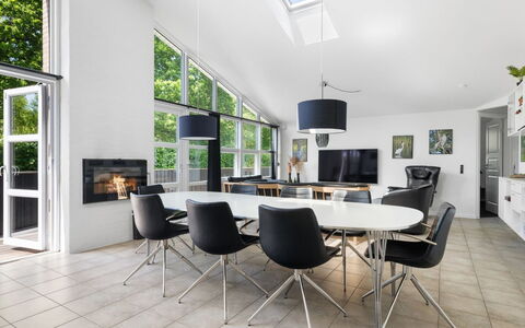 Merrit - 280M from the Sea: Meubles, Design Intérieur, Sol, Plafond, Luminaire, Sol, Chaise, Salon, Éclairage, Canapé