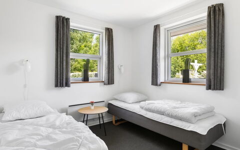 Merrit - 280M from the Sea: Lit, Chambre, Literie, Drap De Lit, Design Intérieur, Cadre De Lit, Plafond, Oreiller, Dortoir, Lit Superposé