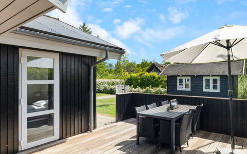 Merrit - 280M from the Sea: Bois, Domicile, Toit, Maison, Siding, Planche, Plate-Forme, Chalet, Porte, Porche
