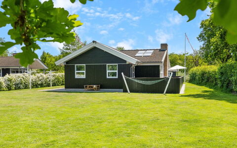 Merrit - 280M from the Sea: Maison, Chalet, Toit, Domicile, Pelouse, Siding, Jardin, Biens, Batiments Jardin, Ferme