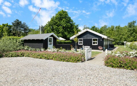Merrit - 280M from the Sea: Maison, Arbuste, Toit, Domicile, Chalet, Jardin, Couverture De Sol, Aménagement Paysager, Pelouse