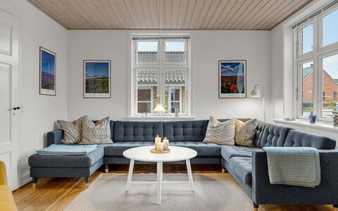 Hanni - 600M from the Sea: Meubles, Design Intérieur, Domicile, Sol, Sol, Salon, Canapé, Appartement