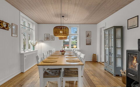 Hanni - 600M from the Sea: Meubles, Design Intérieur, Sol, Sol, Parquet, Salle À Manger, Bois, Plafond, Luminaire, Table