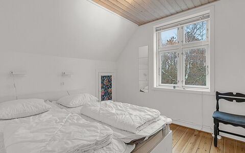 Hanni - 600M from the Sea: Chambre, Bois, Sol, Sol, Lit, Design Intérieur, Plafond, Literie, Domicile, Drap De Lit