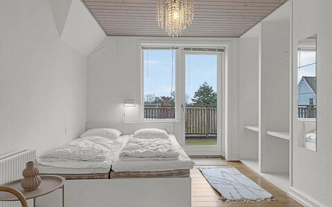 Hanni - 600M from the Sea: Sol, Design Intérieur, Sol, Mur, Bois, Plafond, Chambre, Lit, Meubles, Pièce