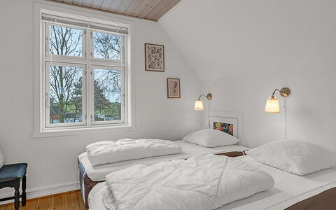 Hanni - 600M from the Sea: Lit, Chambre, Mur, Bois, Literie, Drap De Lit, Design Intérieur, Domicile, Plafond, Maison