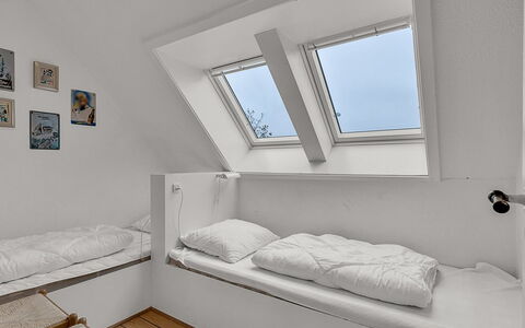 Hanni - 600M from the Sea: Bois, Chambre, Lit, Design Intérieur, Sol, Meubles, Plafond, Sol, Literie, Grenier