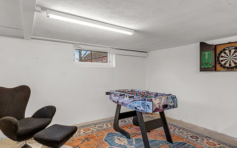 Hanni - 600M from the Sea: Meubles, Sol, Sol, Design Intérieur, Éclairage, Plafond, Pièce, Chaise, Luminaire, Salon