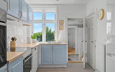 Hanni - 600M from the Sea: Sol, Cuisine, Design Intérieur, Cabinetry, Bois, Comptoir, Appareil De Cuisine, Sol, Plafond, Placard